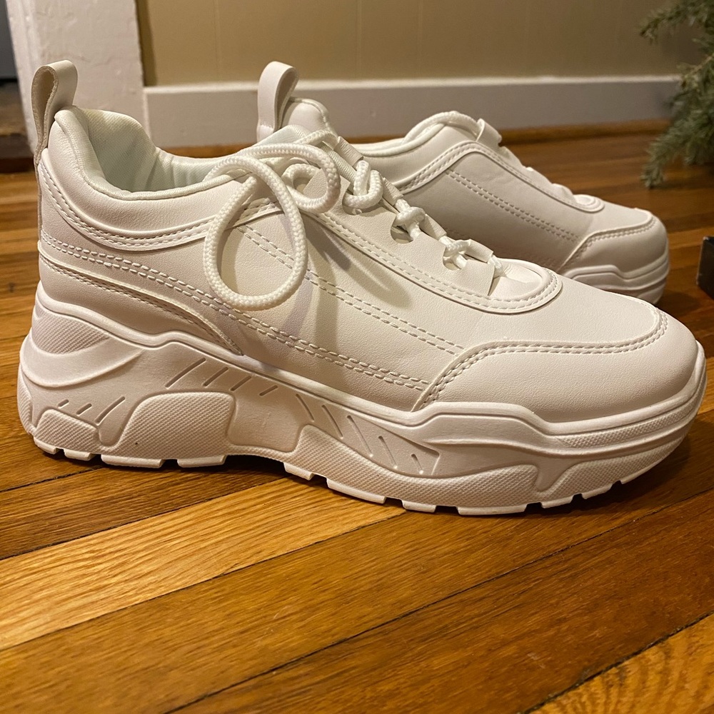 Illude platform lace up sneaker. Women’s size 5. Never been worn!